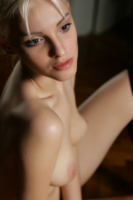 Kira W naked photo